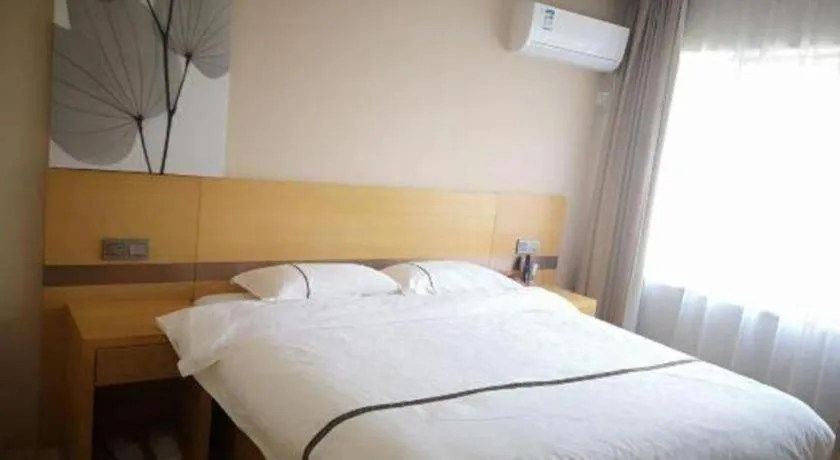 Bed in GreenTree Inn Express Shanghai Baoshan District Youyi Road Metro Station