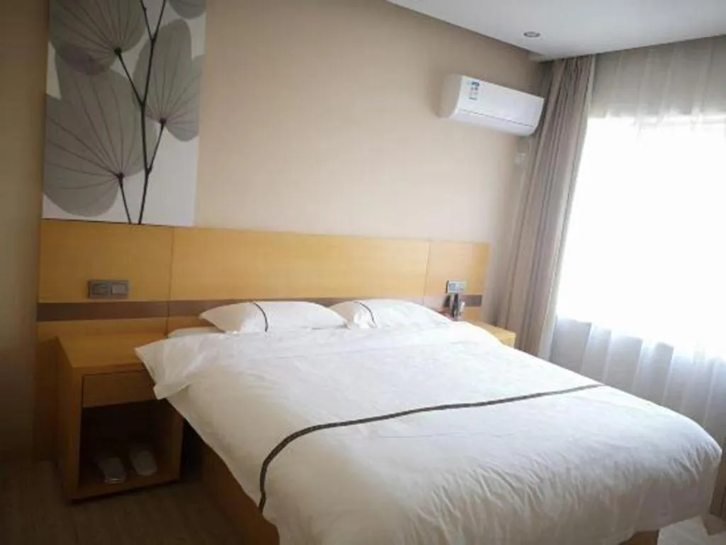Bed in GreenTree Inn Express Shanghai Baoshan District Youyi Road Metro Station