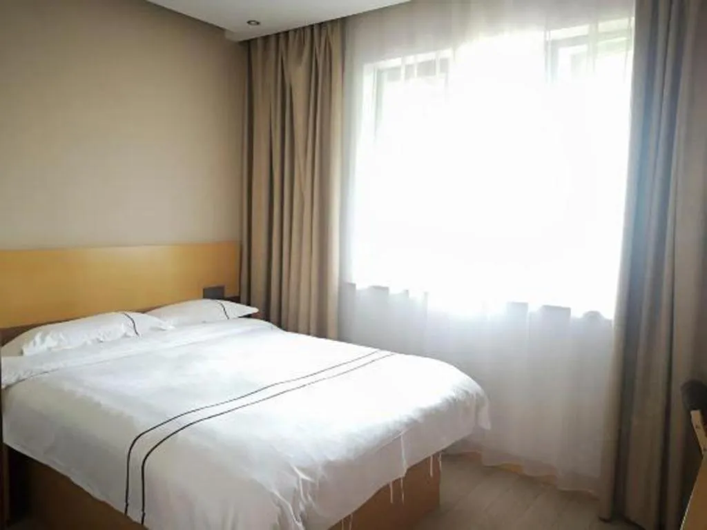 Bed in GreenTree Inn Express Shanghai Baoshan District Youyi Road Metro Station