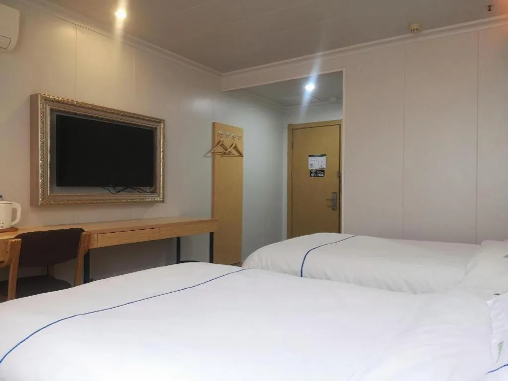 Bed in GreenTree Inn Express Shanghai Baoshan District Youyi Road Metro Station