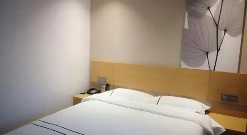 Bed in GreenTree Inn Express Shanghai Baoshan District Youyi Road Metro Station