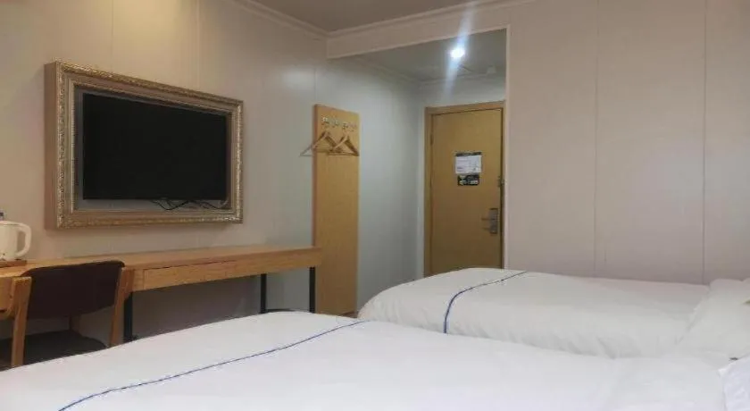 Bed in GreenTree Inn Express Shanghai Baoshan District Youyi Road Metro Station