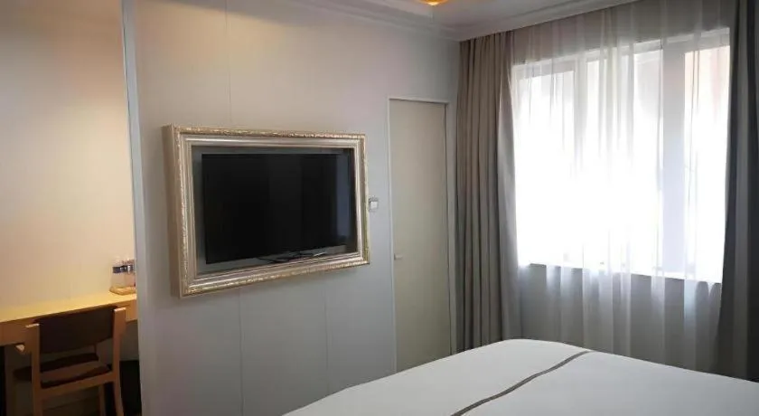 Bed in GreenTree Inn Express Shanghai Baoshan District Youyi Road Metro Station