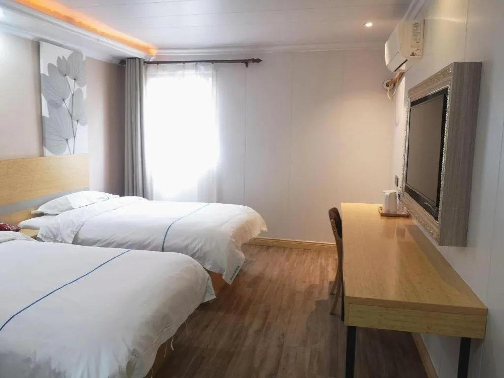 Bed in GreenTree Inn Express Shanghai Baoshan District Youyi Road Metro Station