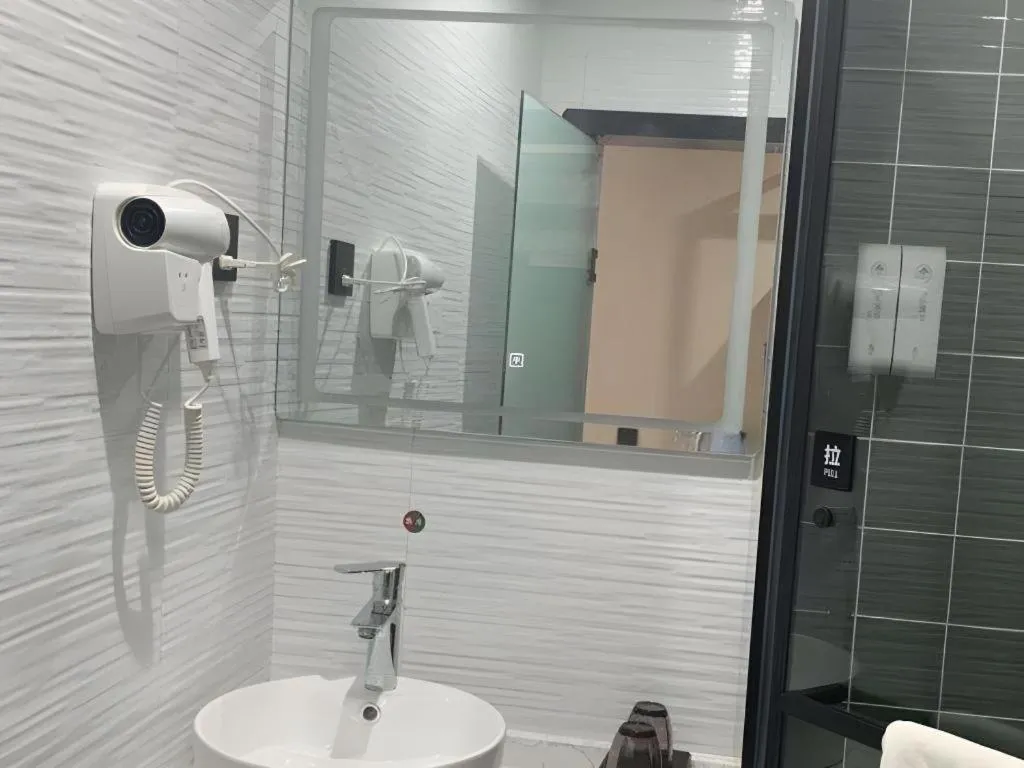 GreenTree Inn Express Xuzhou Pizhou Tiefu Town Bus station.