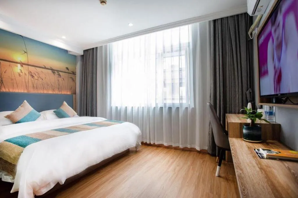 Bed in VX Hotel Hangzhou Banshan