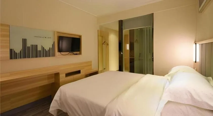 Bed in City Comfort Inn Changsha Window of the World Zhongmao City