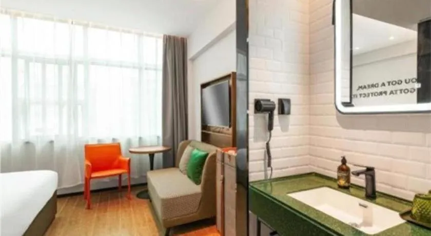 Bed in City Comfort Premier Hotel Wuhan Wangjiawan Hanyang Bus Station Metro Station