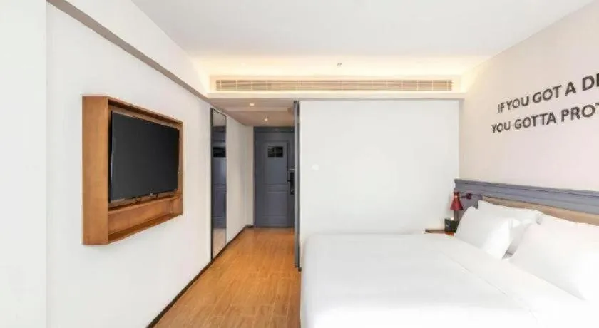 Bed in City Comfort Premier Hotel Wuhan Wangjiawan Hanyang Bus Station Metro Station