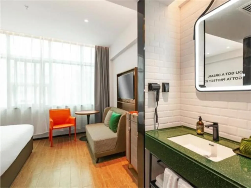 Bed in City Comfort Premier Hotel Wuhan Wangjiawan Hanyang Bus Station Metro Station