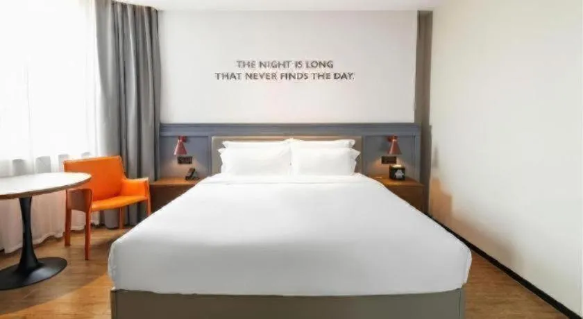 Bed in City Comfort Premier Hotel Wuhan Wangjiawan Hanyang Bus Station Metro Station