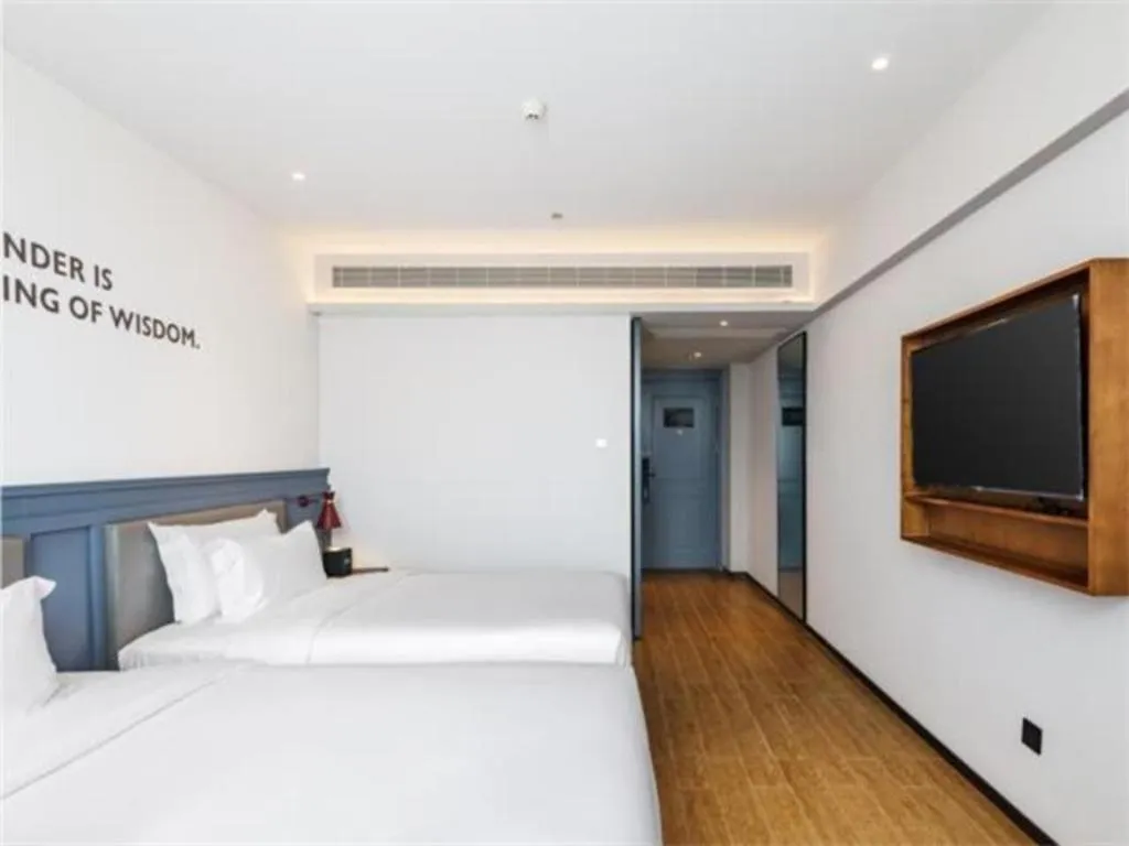 Bed in City Comfort Premier Hotel Wuhan Wangjiawan Hanyang Bus Station Metro Station