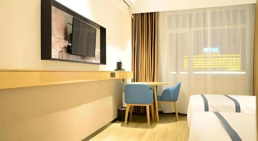 Bed in City Comfort Inn Dandong Railway Station Yalu River Scenic Area