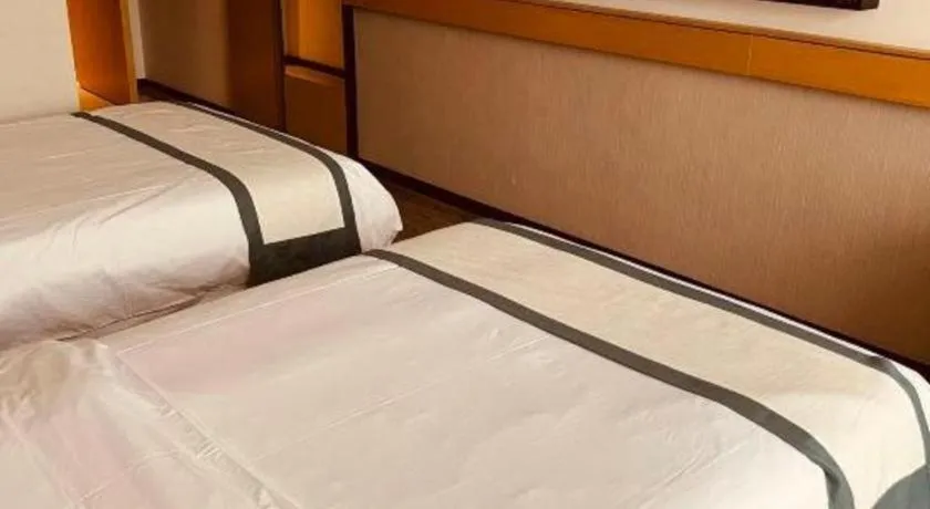 Bed in City Comfort Inn Dandong Railway Station Yalu River Scenic Area