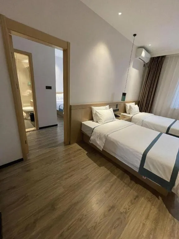 Bed in City Comfort Inn Dandong Railway Station Yalu River Scenic Area