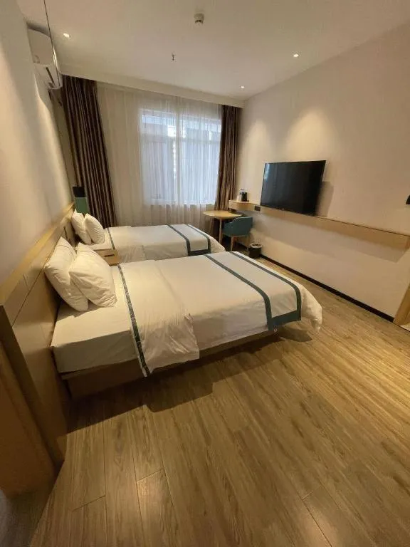 Bed in City Comfort Inn Dandong Railway Station Yalu River Scenic Area