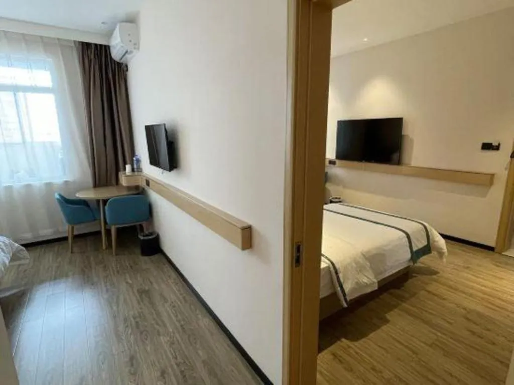 Bed in City Comfort Inn Dandong Railway Station Yalu River Scenic Area