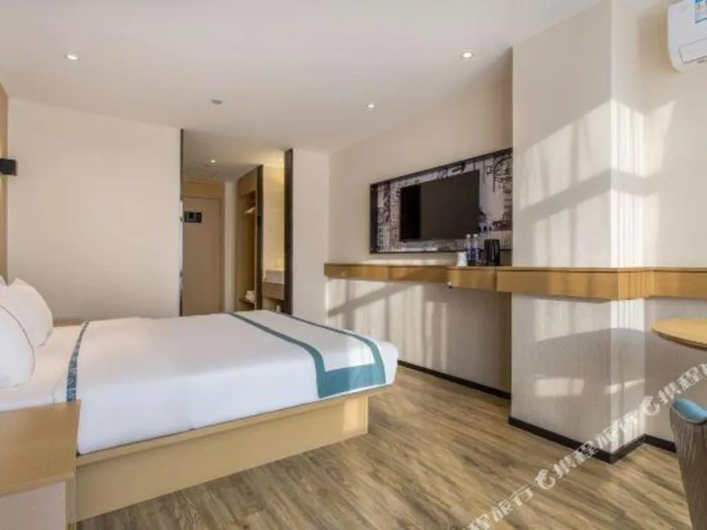 Bed in City Comfort Inn Dandong Railway Station Yalu River Scenic Area