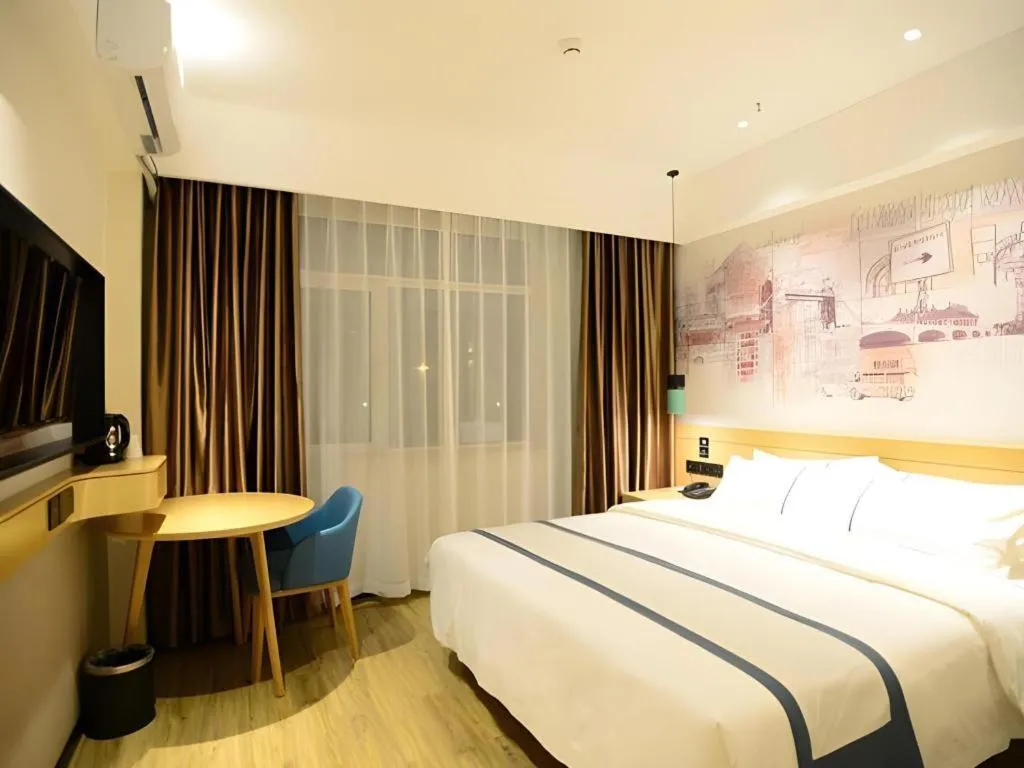 Bed in City Comfort Inn Dandong Railway Station Yalu River Scenic Area