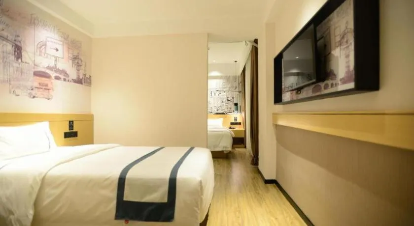 Bed in City Comfort Inn Dandong Railway Station Yalu River Scenic Area