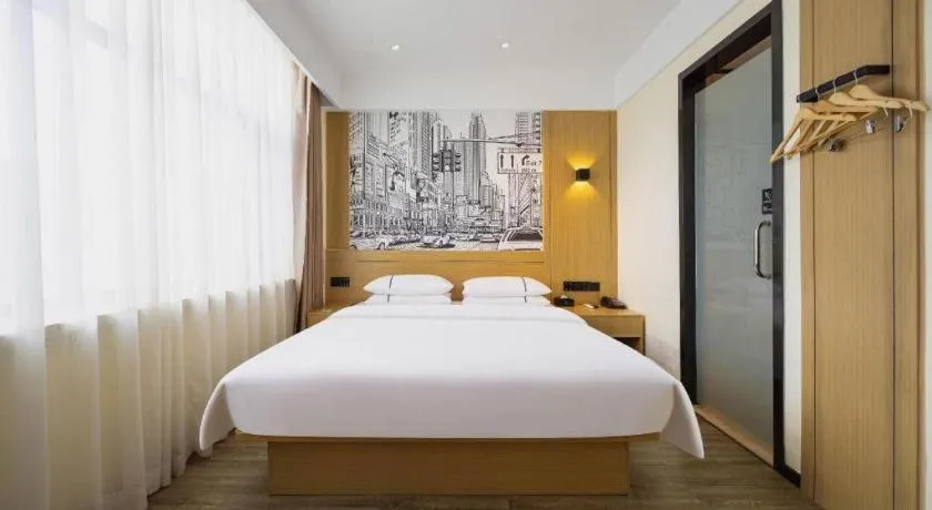 Bed in City Comfort Inn Dandong Railway Station Yalu River Scenic Area