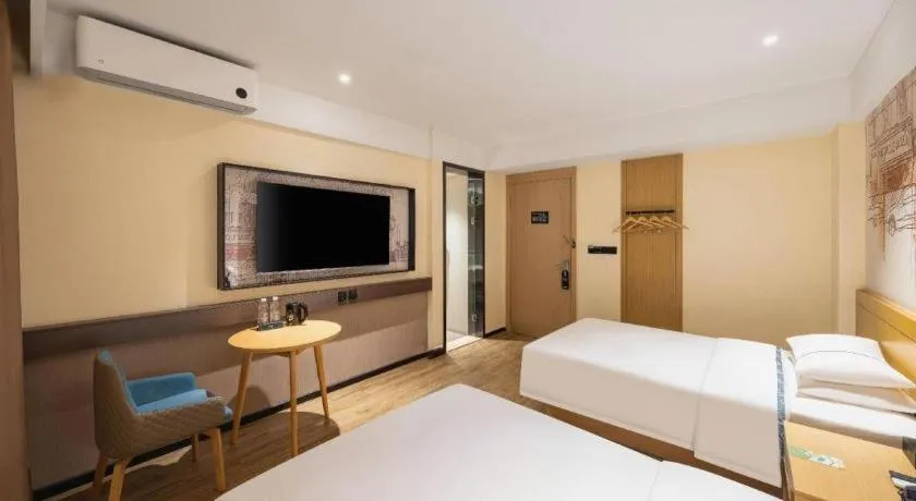 Bed in City Comfort Inn Dandong Railway Station Yalu River Scenic Area