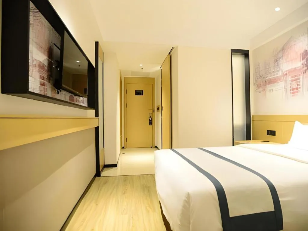 Bed in City Comfort Inn Dandong Railway Station Yalu River Scenic Area