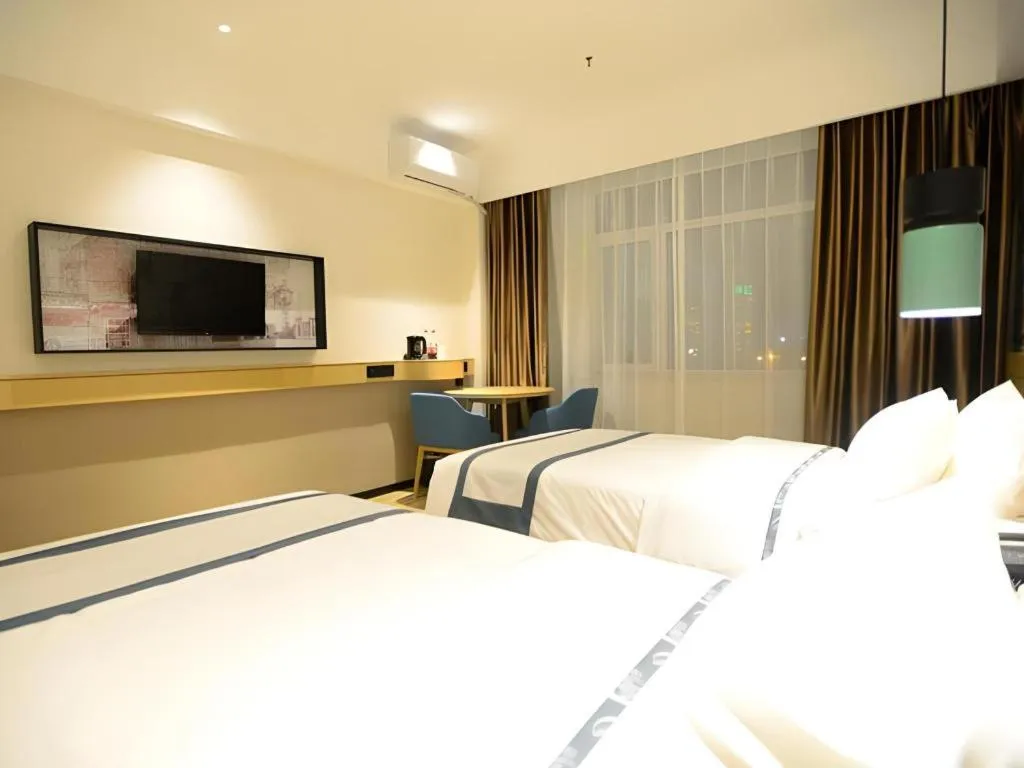 Bed in City Comfort Inn Dandong Railway Station Yalu River Scenic Area