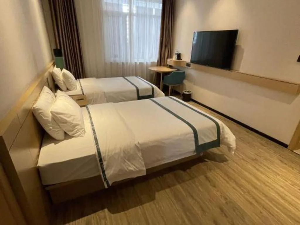 Bed in City Comfort Inn Dandong Railway Station Yalu River Scenic Area