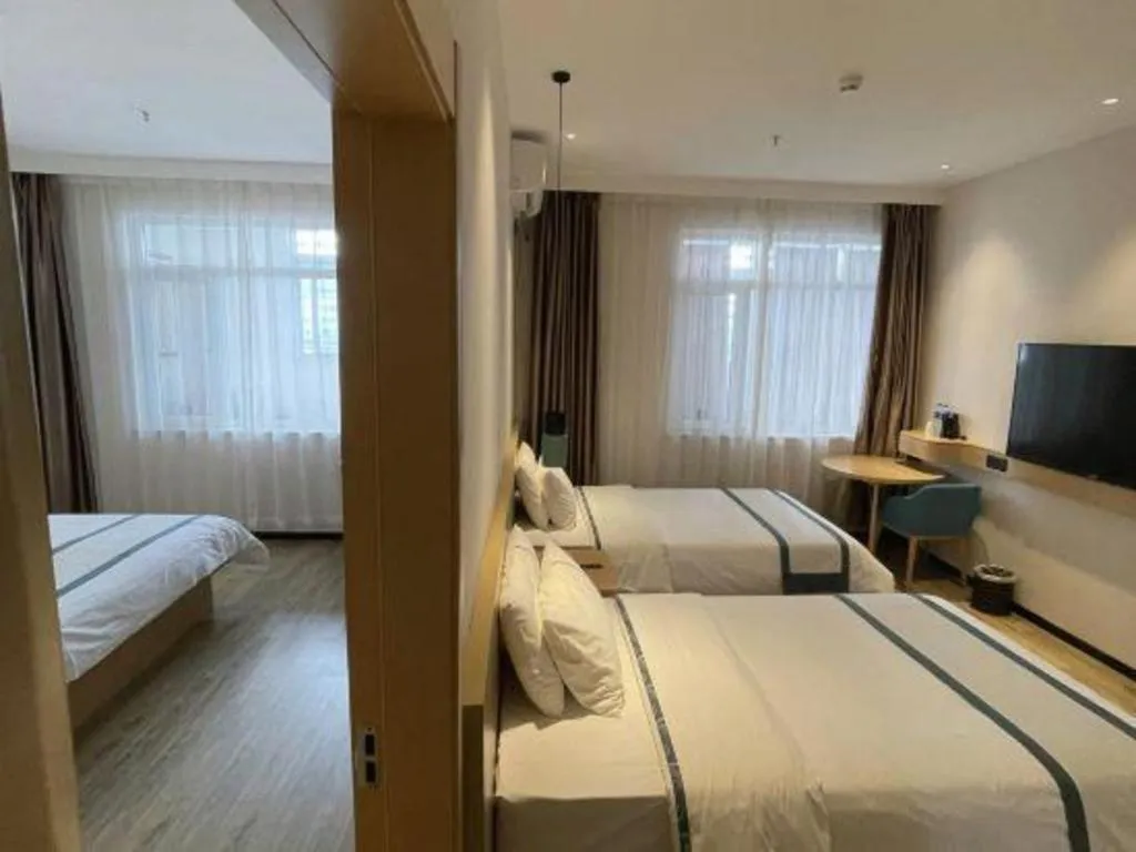 Bed in City Comfort Inn Dandong Railway Station Yalu River Scenic Area