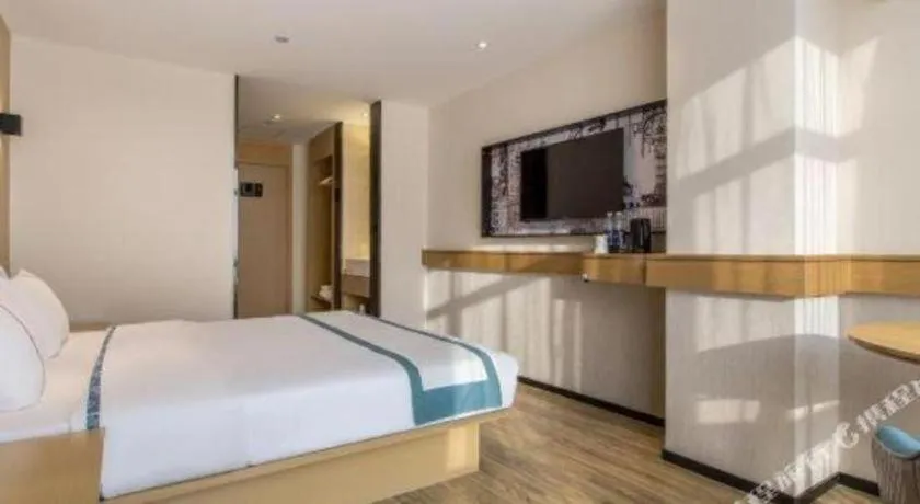 Bed in City Comfort Inn Dandong Railway Station Yalu River Scenic Area