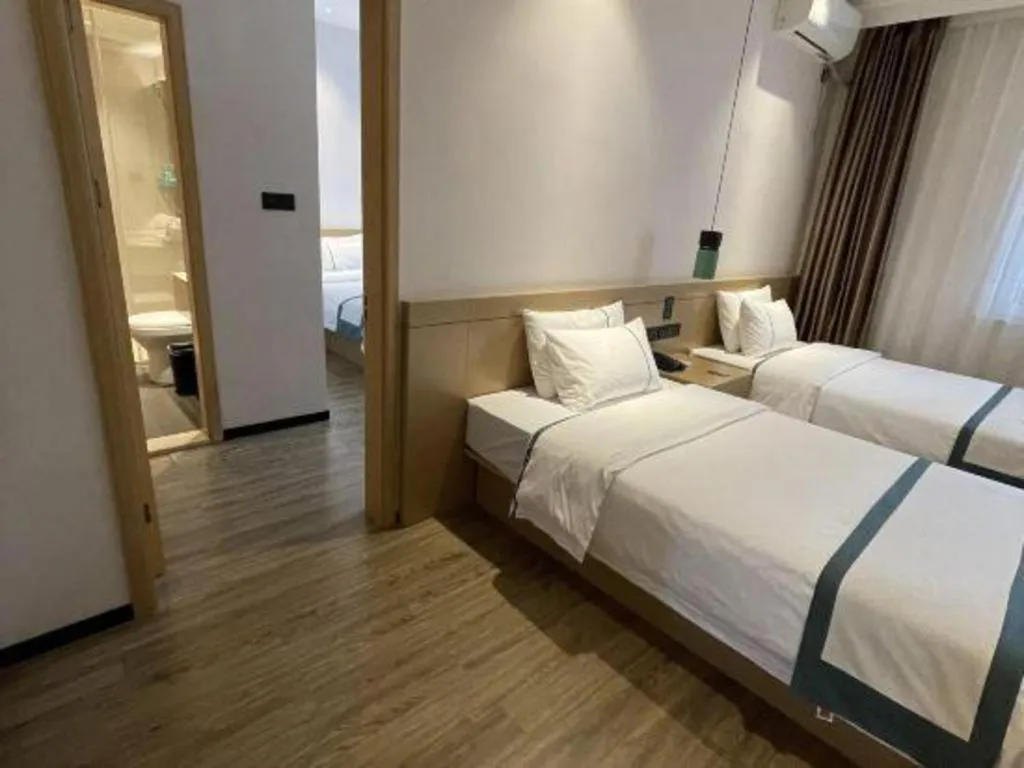 Bed in City Comfort Inn Dandong Railway Station Yalu River Scenic Area