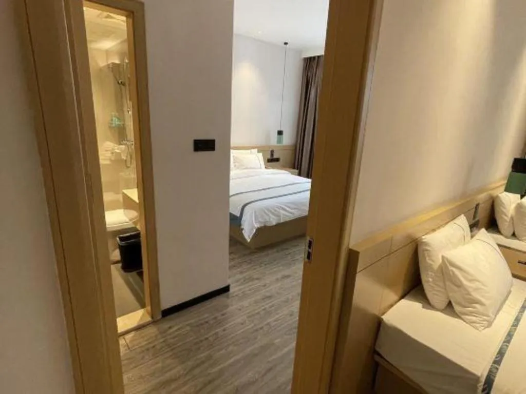 Bed in City Comfort Inn Dandong Railway Station Yalu River Scenic Area