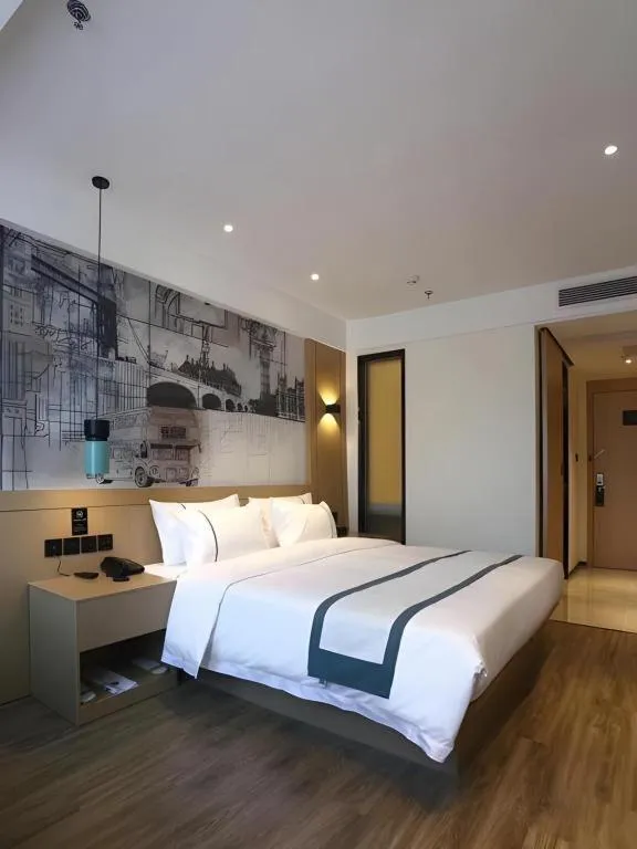 Bed in City Comfort Inn Dandong Railway Station Yalu River Scenic Area