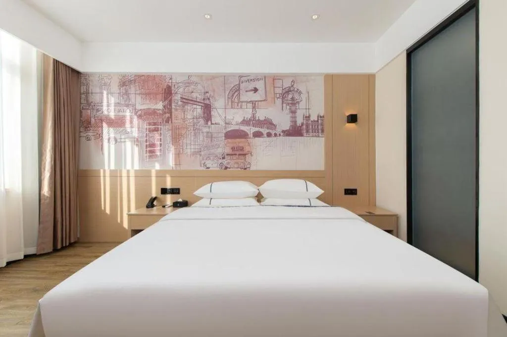 Bed in City Comfort Inn Dandong Railway Station Yalu River Scenic Area