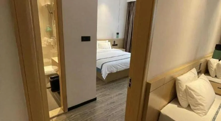 Bed in City Comfort Inn Dandong Railway Station Yalu River Scenic Area