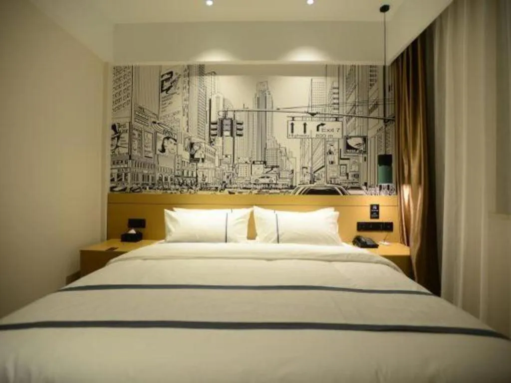 Bed in City Comfort Inn Dandong Railway Station Yalu River Scenic Area