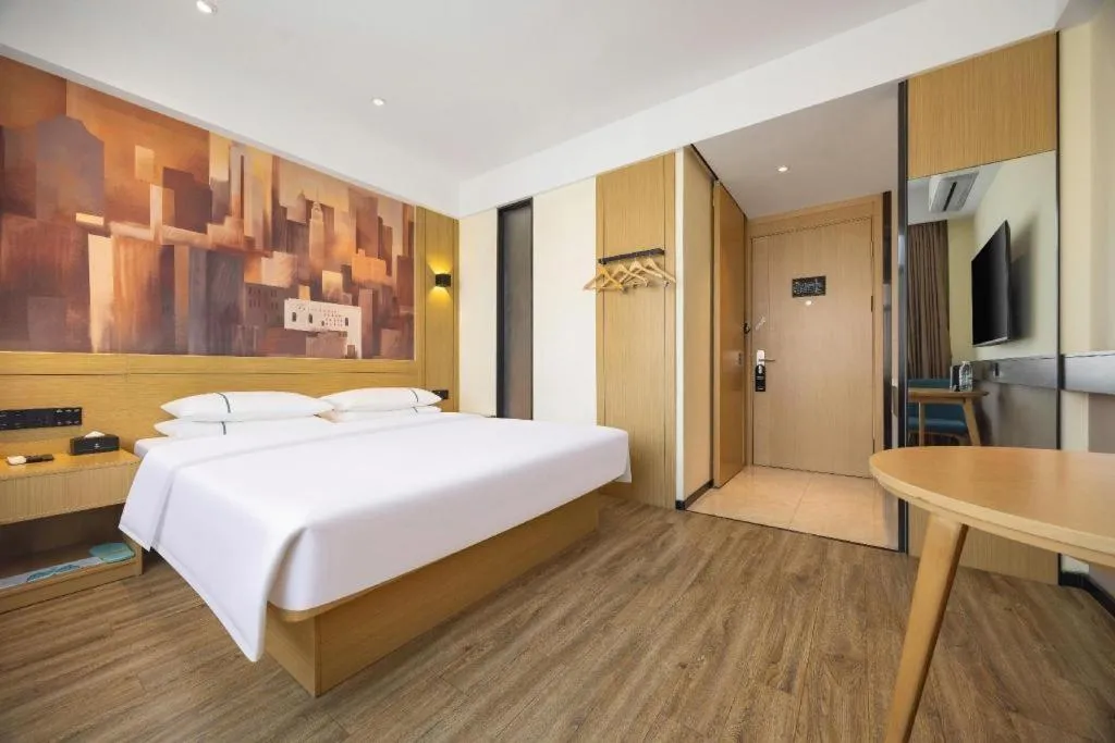 Bed in City Comfort Inn Dandong Railway Station Yalu River Scenic Area