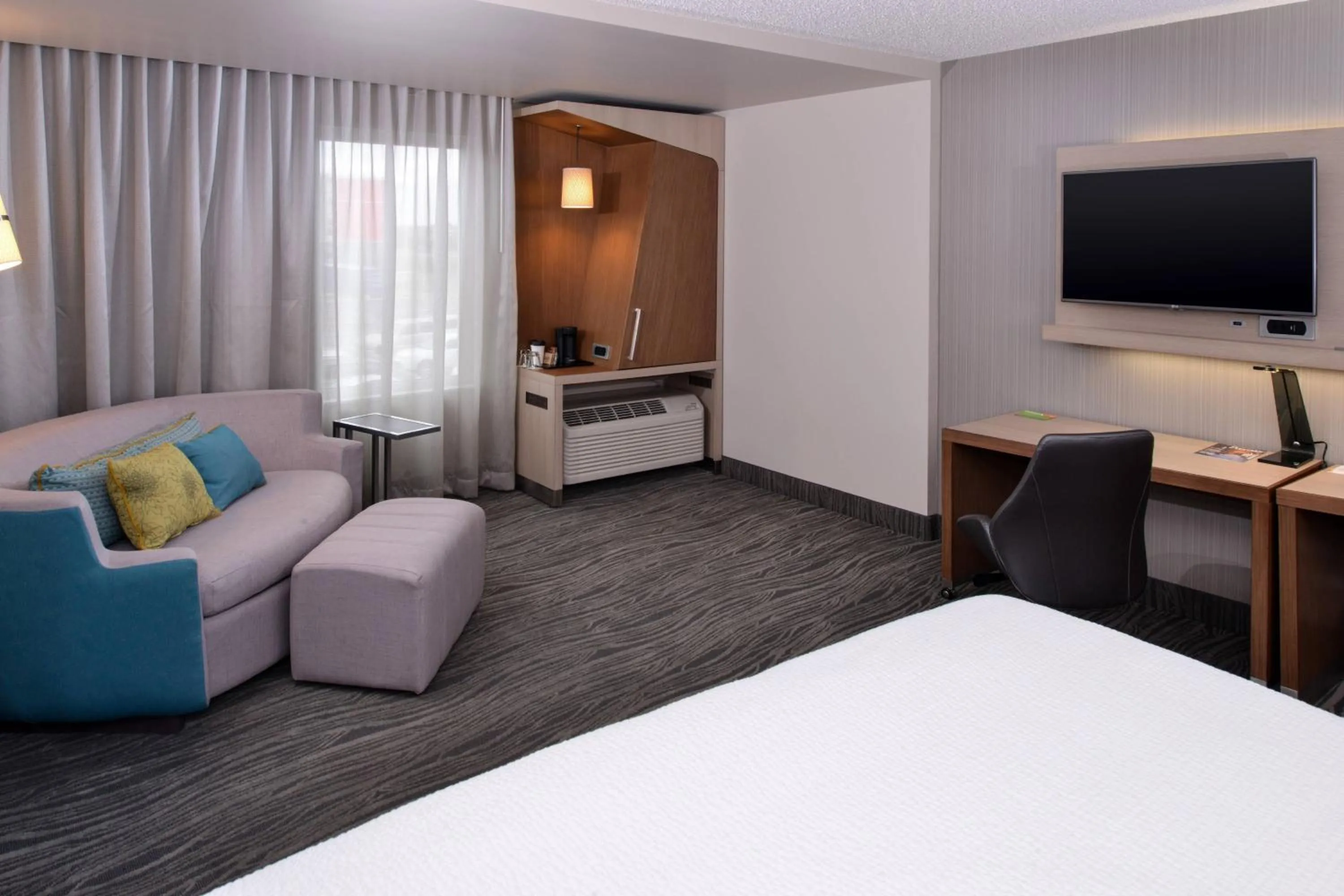 Photo of the whole room, Bed in Courtyard by Marriott Saskatoon Airport