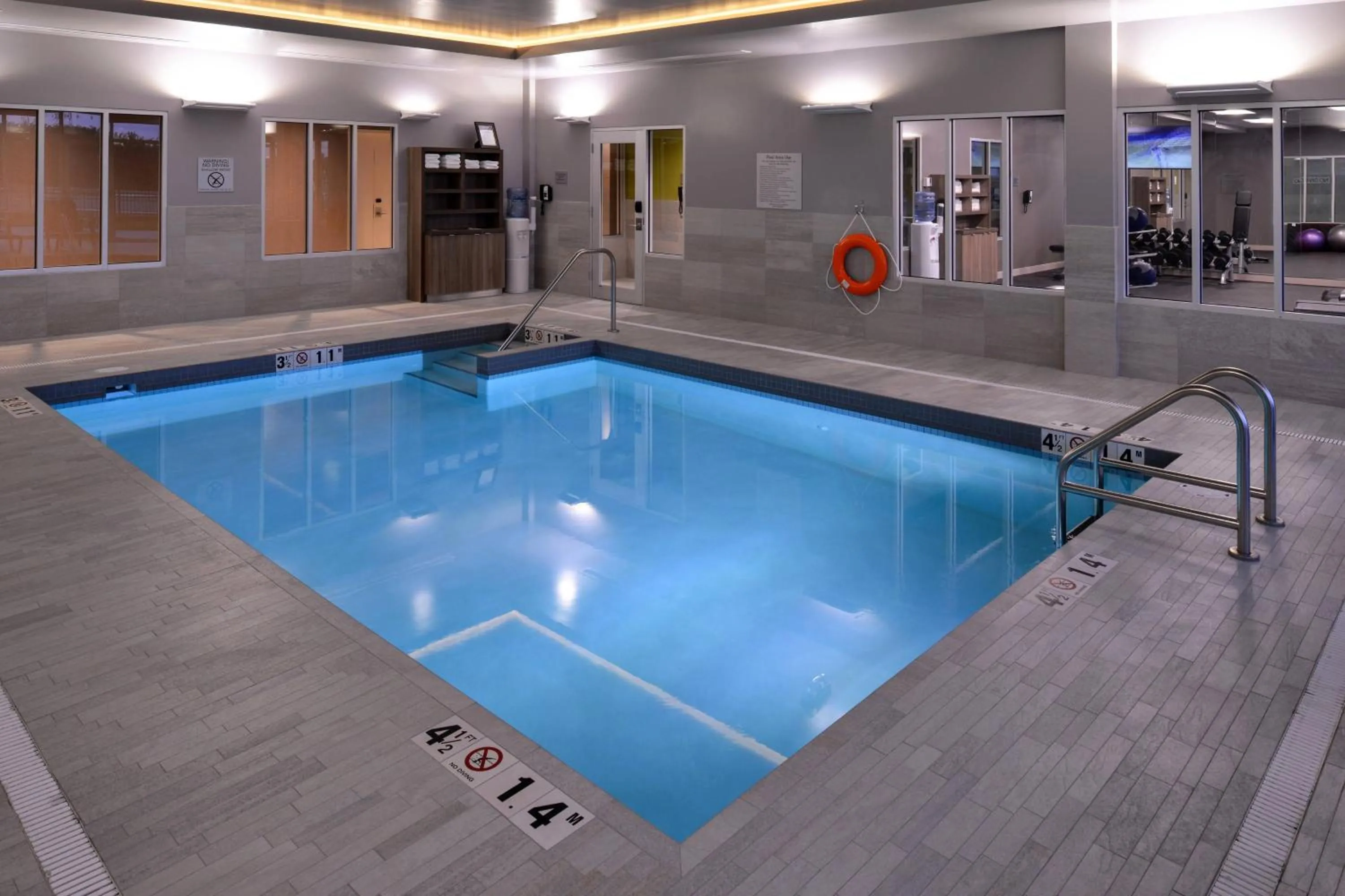 Swimming pool in Courtyard by Marriott Saskatoon Airport