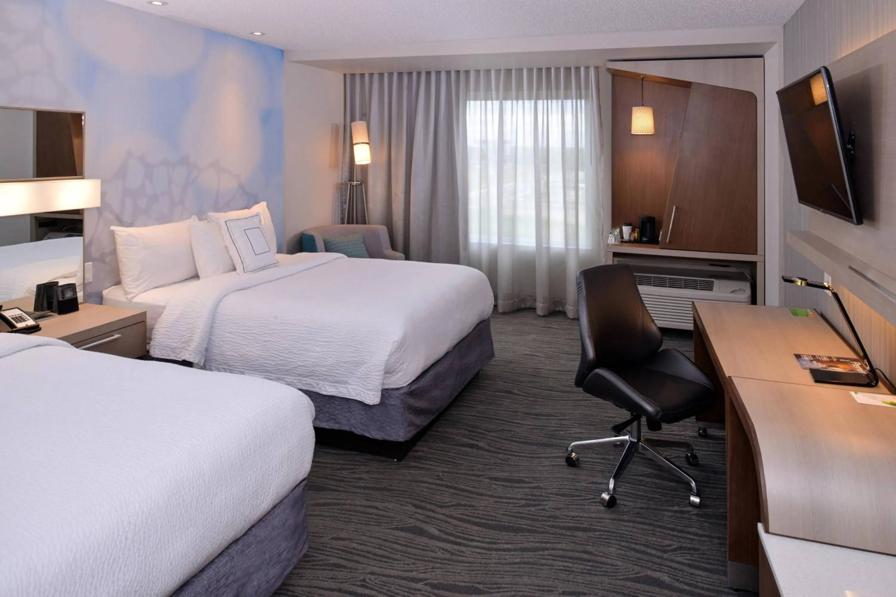 Photo of the whole room, Bed in Courtyard by Marriott Saskatoon Airport