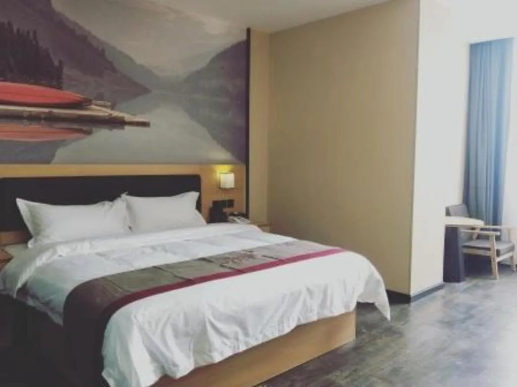 Bed in Thank Inn Plus Hotel Guangdong Yunfu Luoding City Municipal