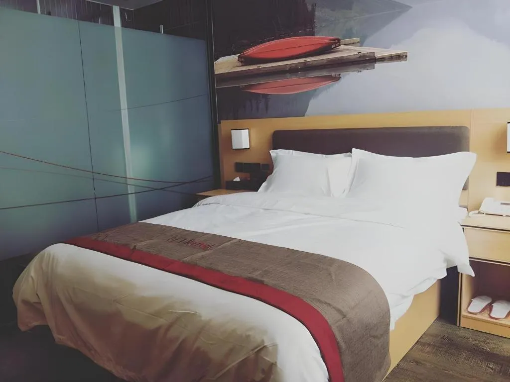 Bed in Thank Inn Plus Hotel Guangdong Yunfu Luoding City Municipal