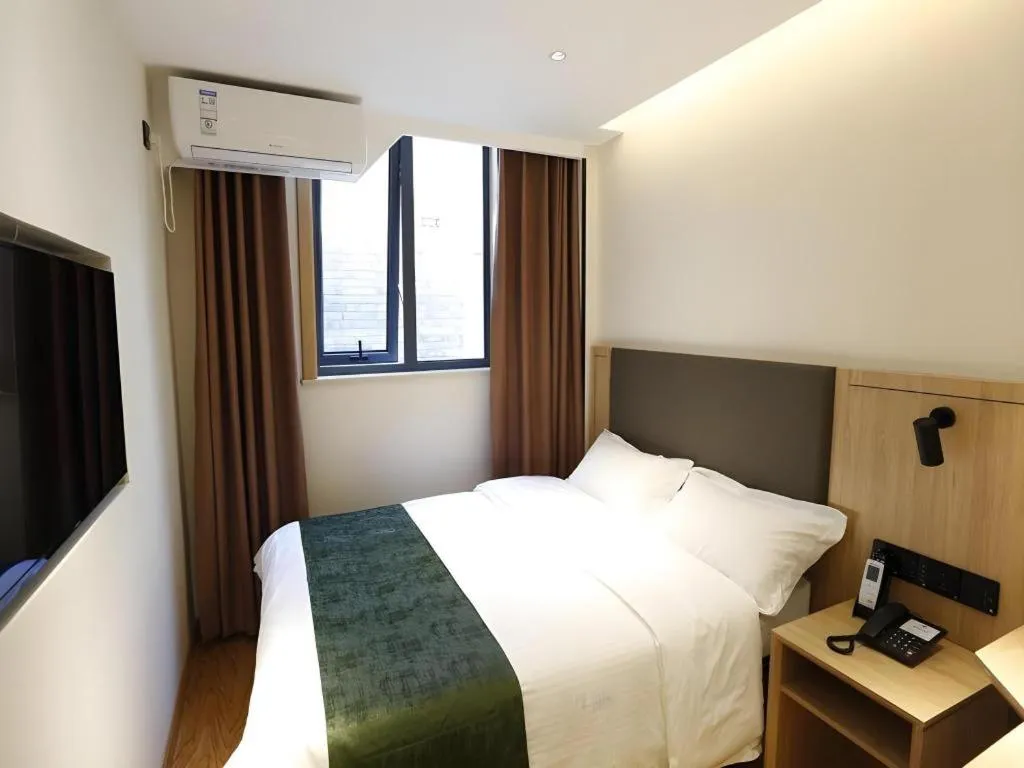 Bed in Green Tree Inn Express Beijing Xicheng District Dazhalan