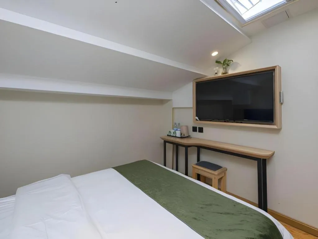 Bed in Green Tree Inn Express Beijing Xicheng District Dazhalan