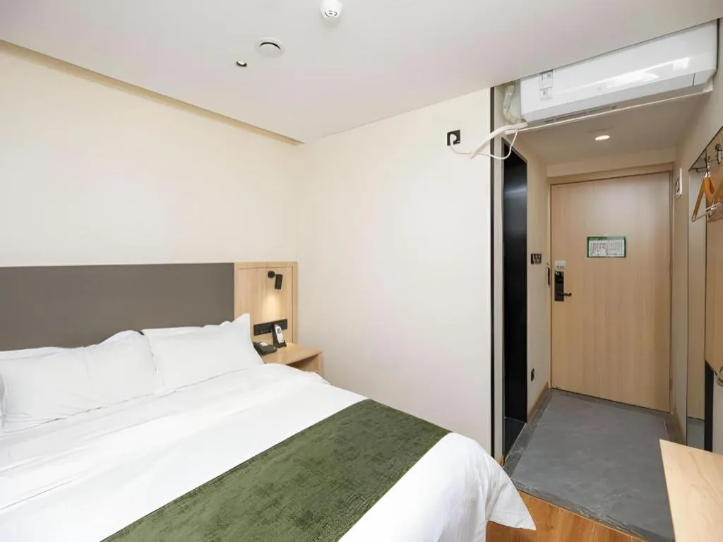 Bed in Green Tree Inn Express Beijing Xicheng District Dazhalan