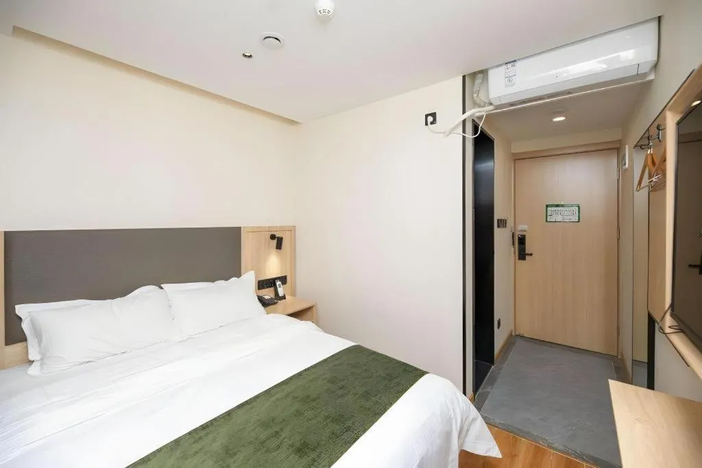 Bed in Green Tree Inn Express Beijing Xicheng District Dazhalan