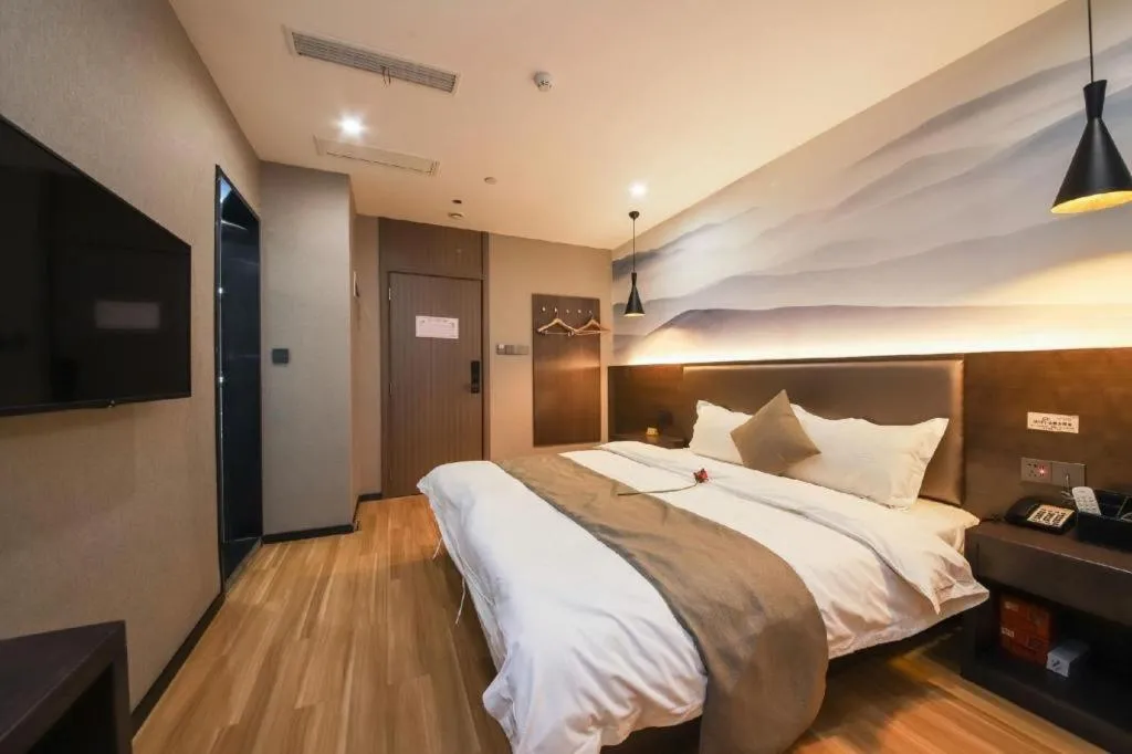 Bed in Shell Hotel Zhengzhou East High-Speed Railway Station Zhengdong Commerical Center