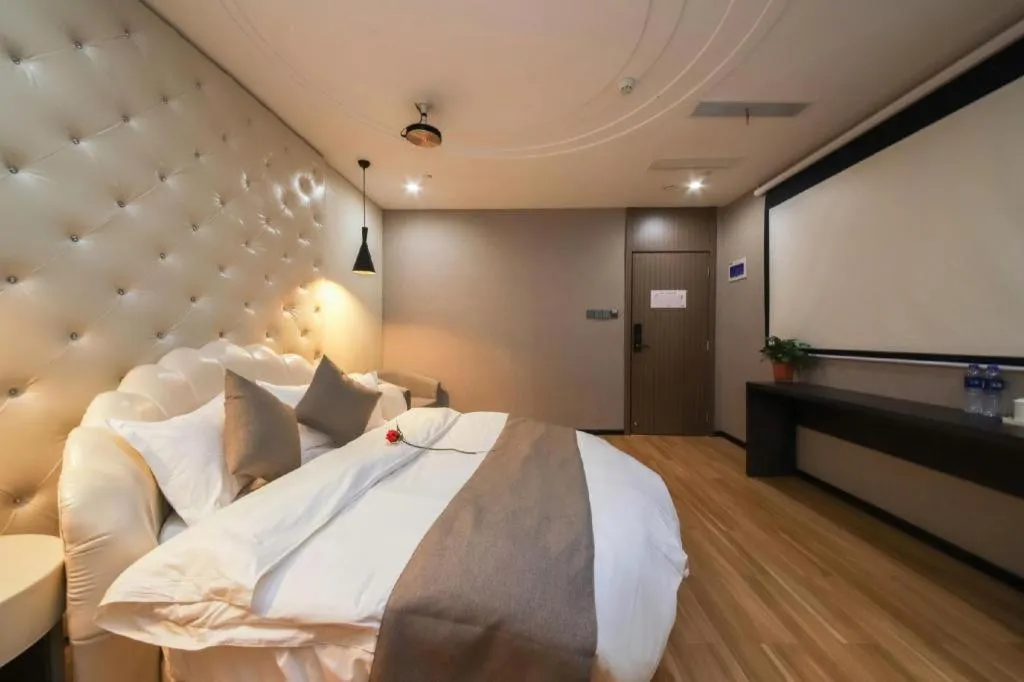 Bed in Shell Hotel Zhengzhou East High-Speed Railway Station Zhengdong Commerical Center