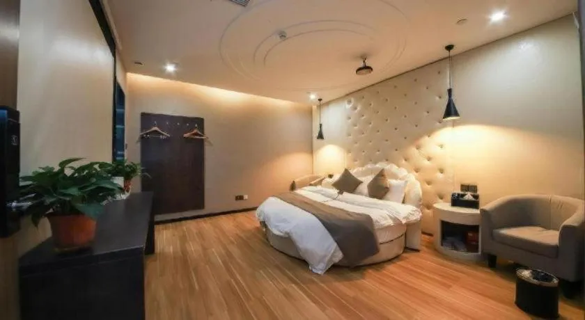 Bed in Shell Hotel Zhengzhou East High-Speed Railway Station Zhengdong Commerical Center